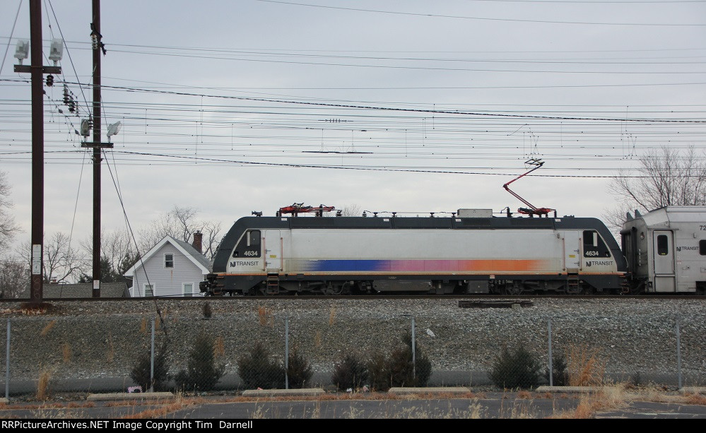 NJT 4634 heads west to the yard.